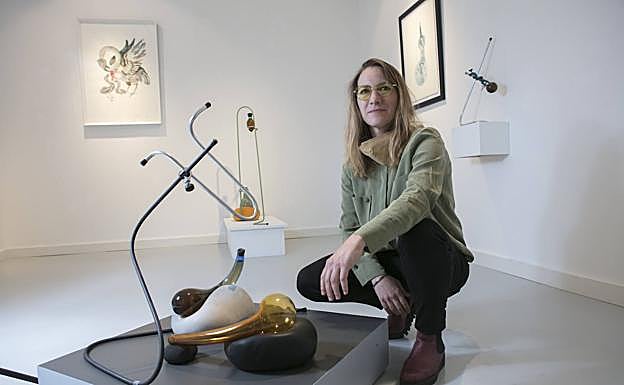 La artista MIriam Isasi, en una muestra en Talka Galería.