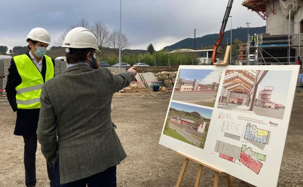 Imagen principal - El diputado general inspecciona las obras del nuevo edificio. 