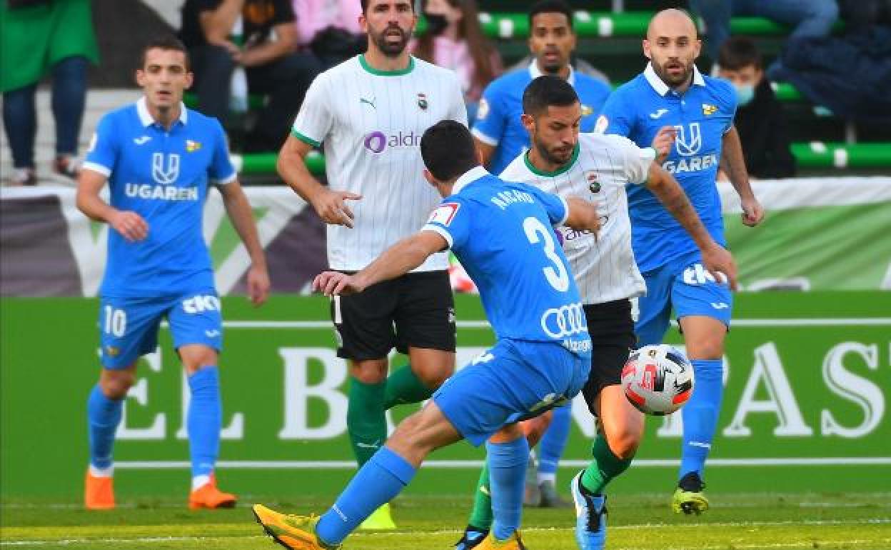 Cejudo trata de zafarse de Nacho Ruiz en una acción del partido