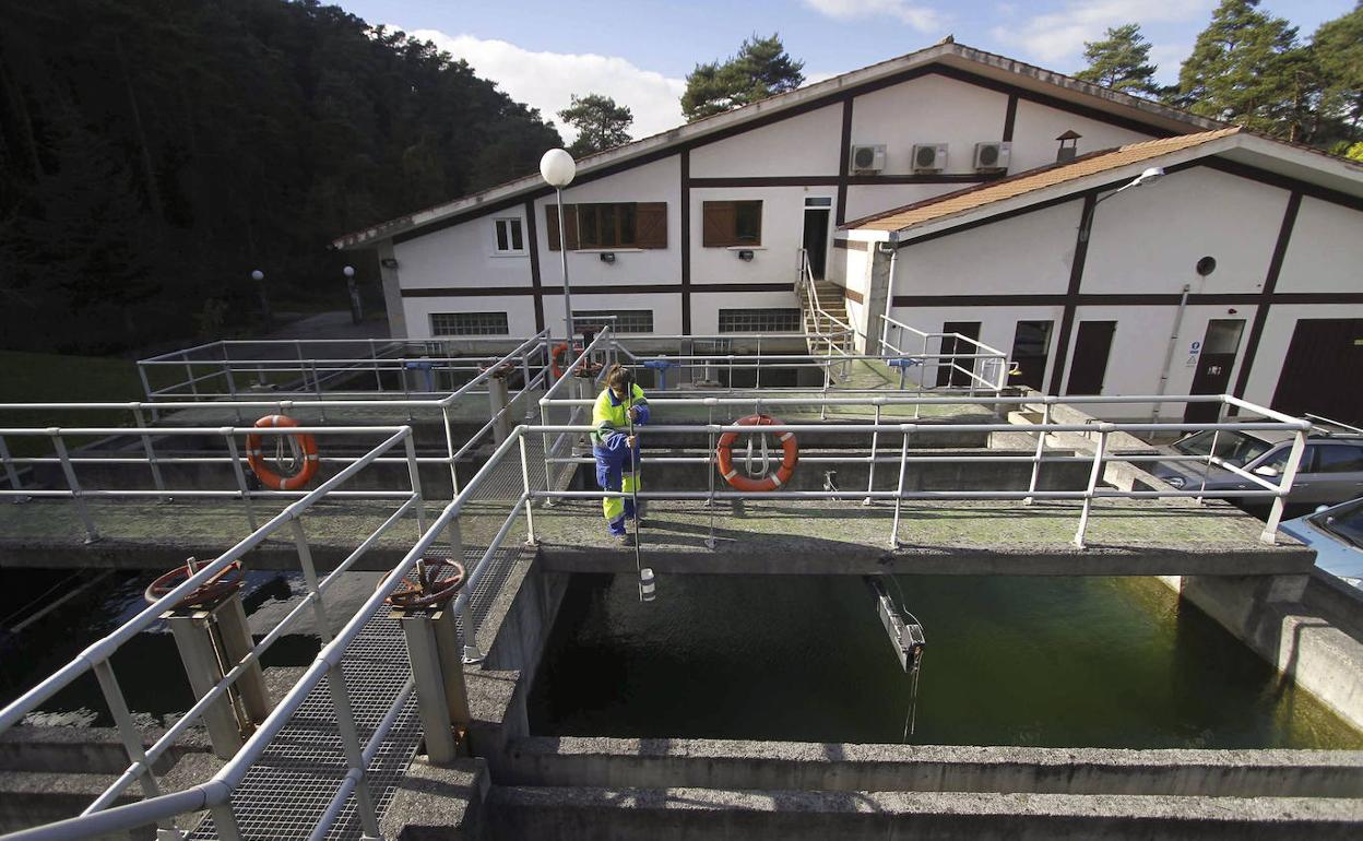 El Consorcio de Aguas de Ayala, CAKU, tiene sus instalaciones centrales en Izoria. 