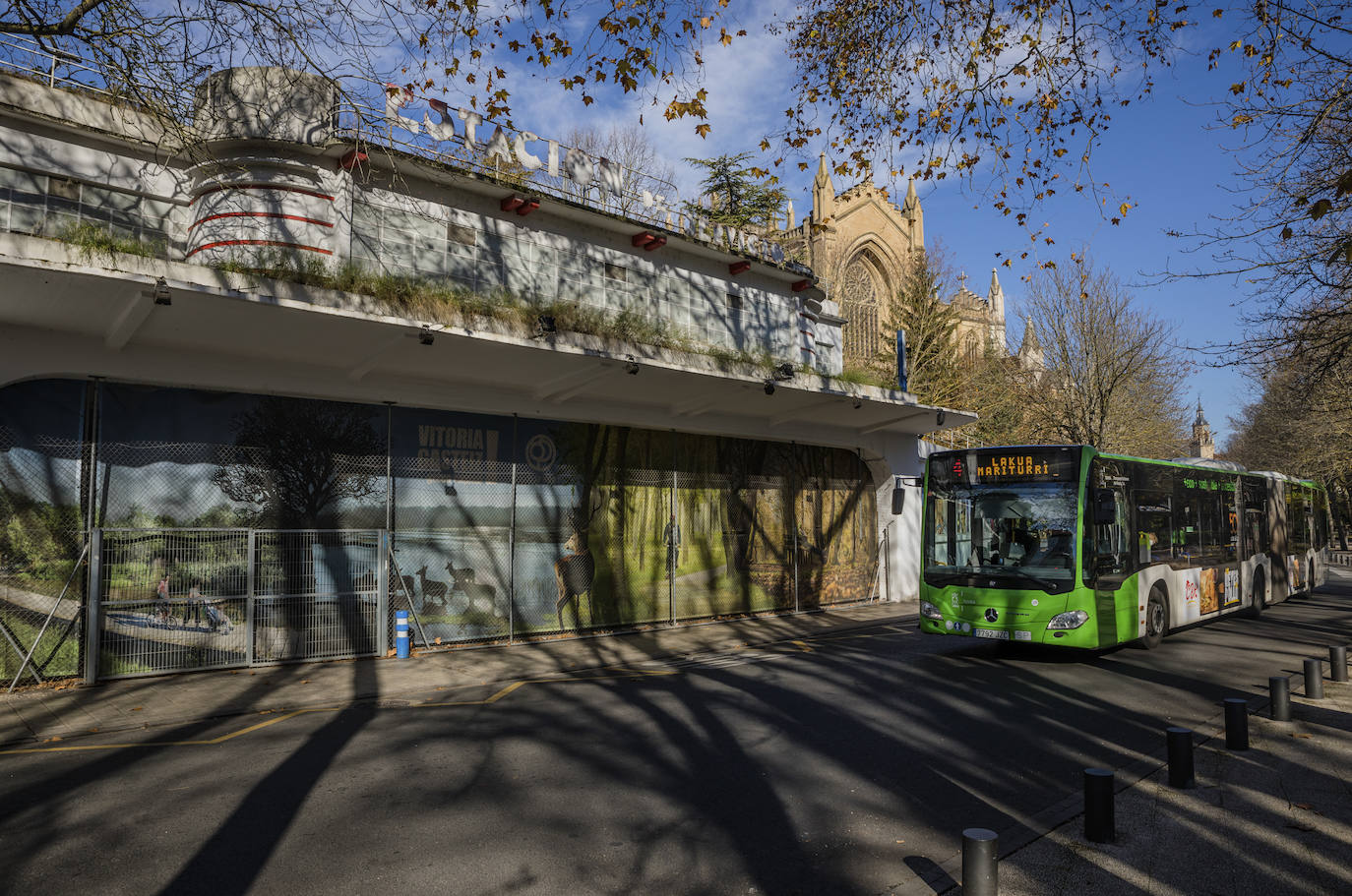 El edificio de la gasolinera Goya aguarda un futuro, tras ser descartado como sede de un museo del automóvil Mercedes Benz o museo del fotógrafo Alberto Schommer.