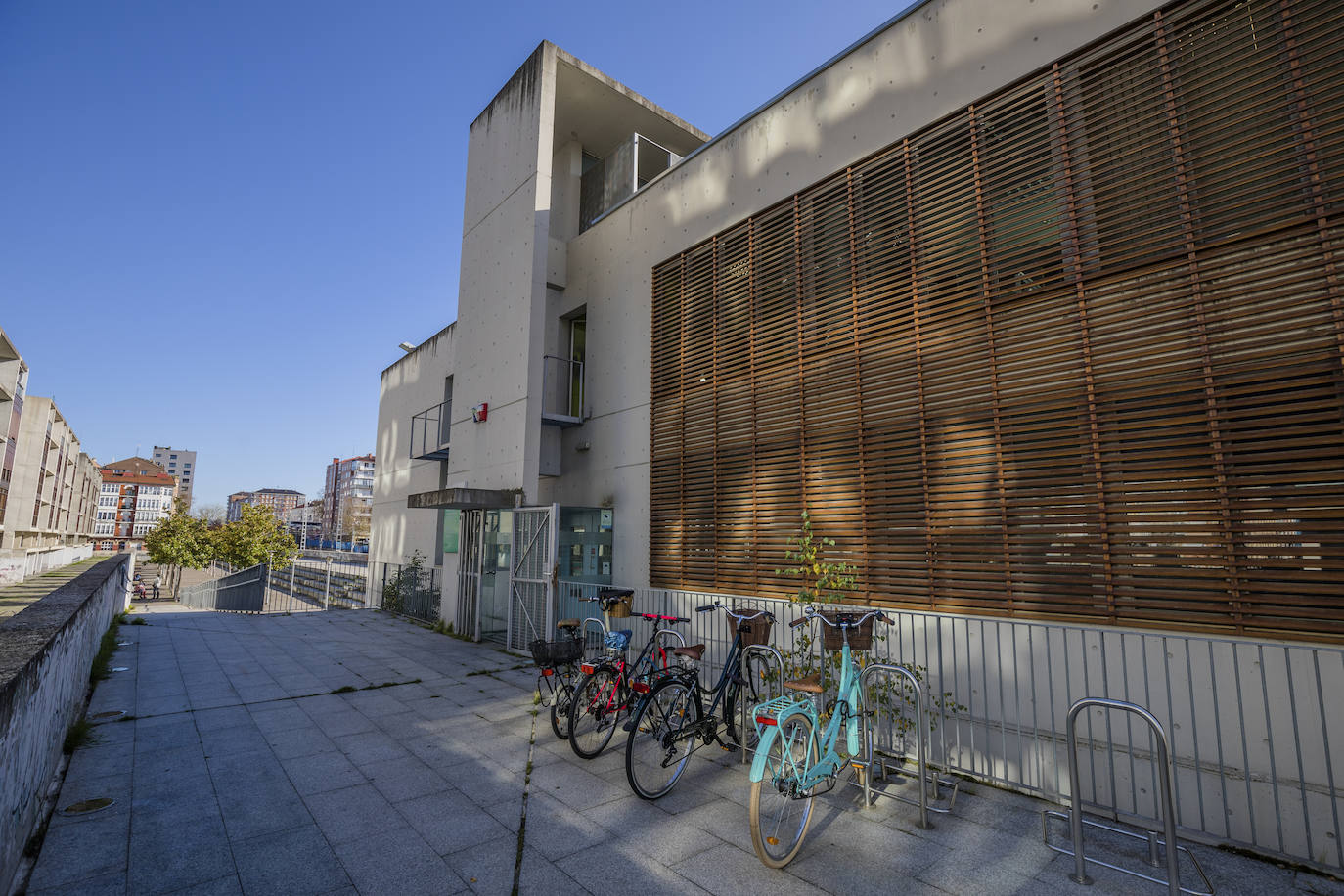 Este edificio comenzó a levantarse en la calle José Erbina en 2000 para convertirse en una cafetería de diseño. Su construcción provocó un litigio judicial entre el Ayuntamiento y los vecinos de los pisos de la zona, que ganaron los residentes. Hoy acoge el servicio de Infancia y Familia del Ayuntamiento.