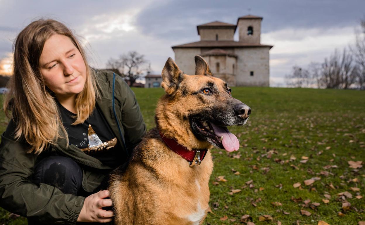 Estíbaliz Navarro se «enamoró» de Kovu hace cinco años, cuando encontró al perro abandonado en una carretera. 