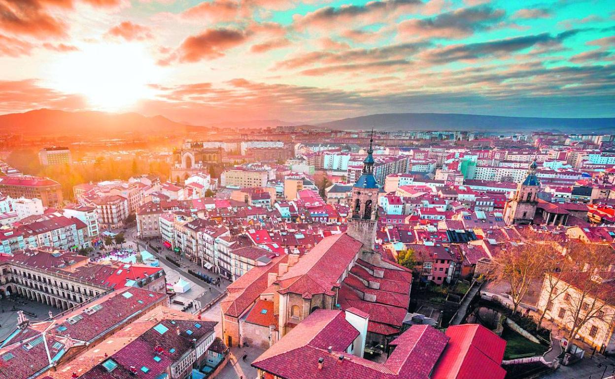 National Geographic destaca el Casco Histórico de Vitoria y rincones como la plaza de España. 