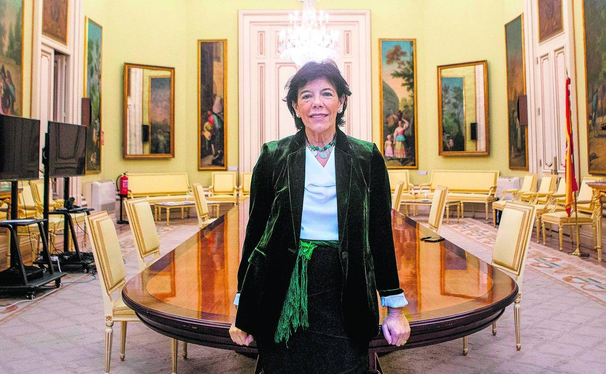 La titular de Educación, Isabel Celaá, en el Salón Goya de la sede del Ministerio, donde se celebran las conferencias sectoriales. 