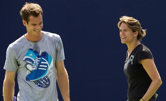 La exnúmero uno mundial Amelie Mauresmo entrena a Andy Murray en Londres en 2014. 