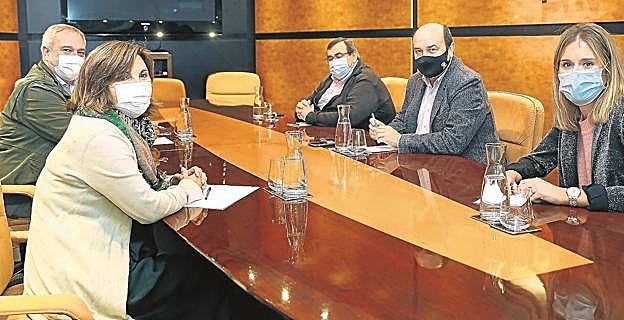 Andoni Ortuzar y los burukides Koldo Mediavilla y Mireia Zarate recibieron en octubre en Sabin Etxea a los dirigentes de Podemos Pilar Garrido y Xabier Ezkerekotza. e. c.