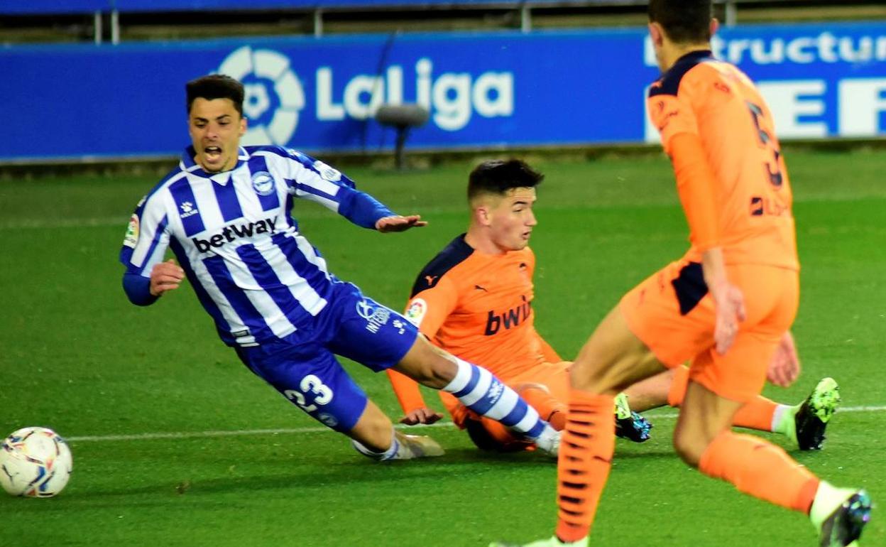 Ximo fuerza un penalti ante el Valencia. 