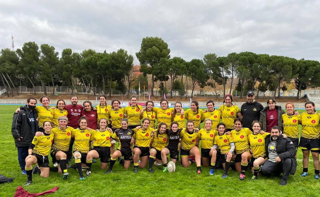 Jugadoras y técnicos posan sin poder ocultar su alegría tras la consecución del ansiado ascenso. 