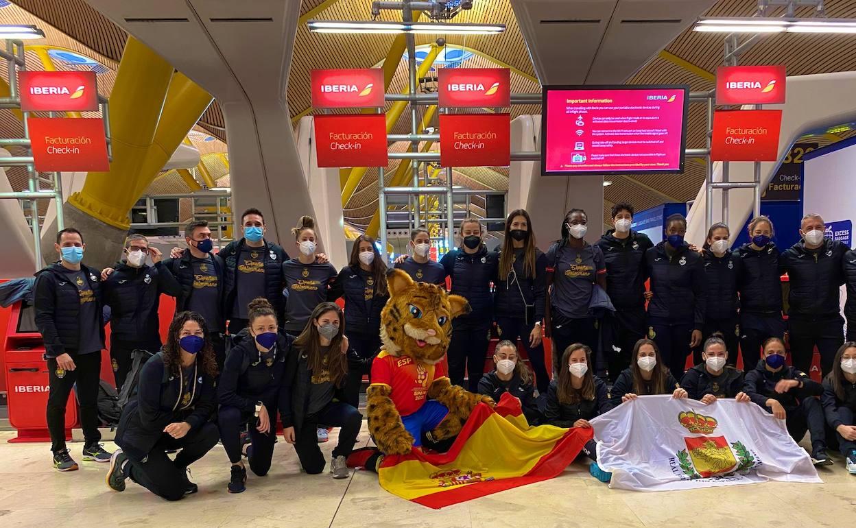 La expedición nacional antes de tomar el vuelo chárter rumbo a Dinamarcar. 