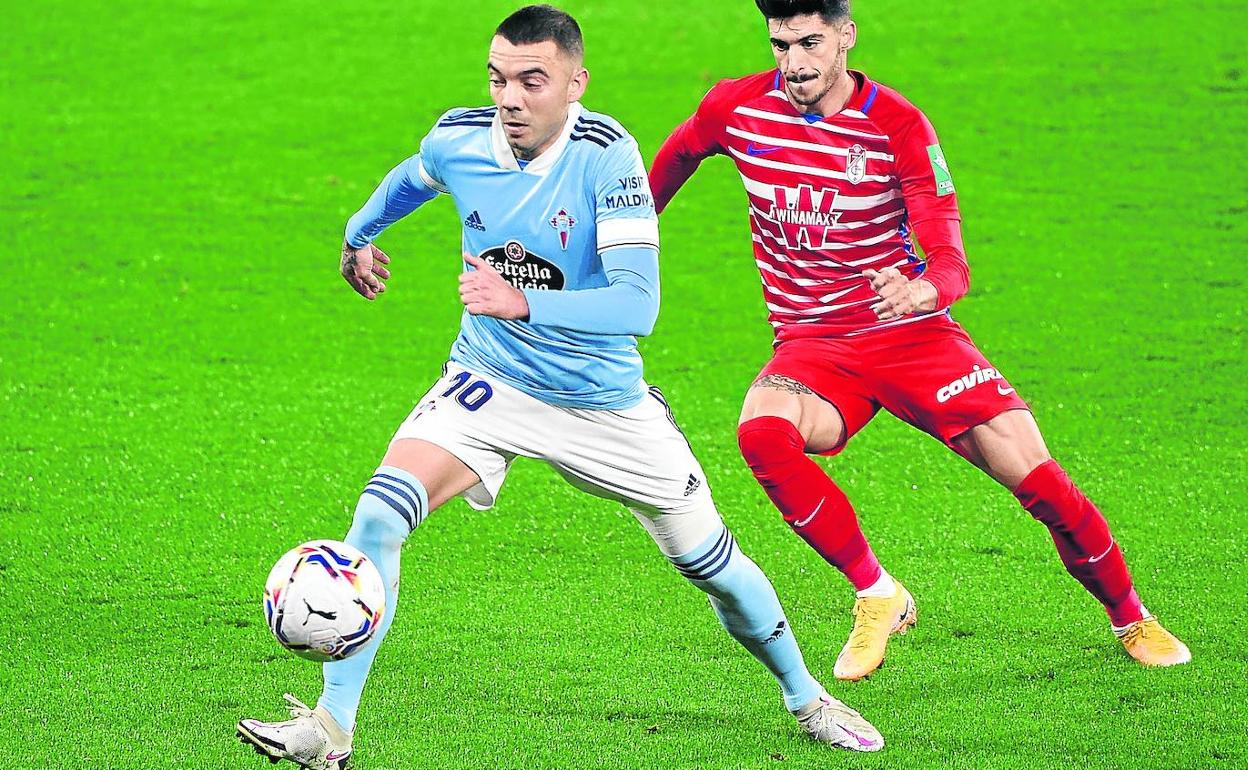 Iago Aspas controla el balón en el partido del domingo contra el Granada ante la presencia de Carlos Neva. 