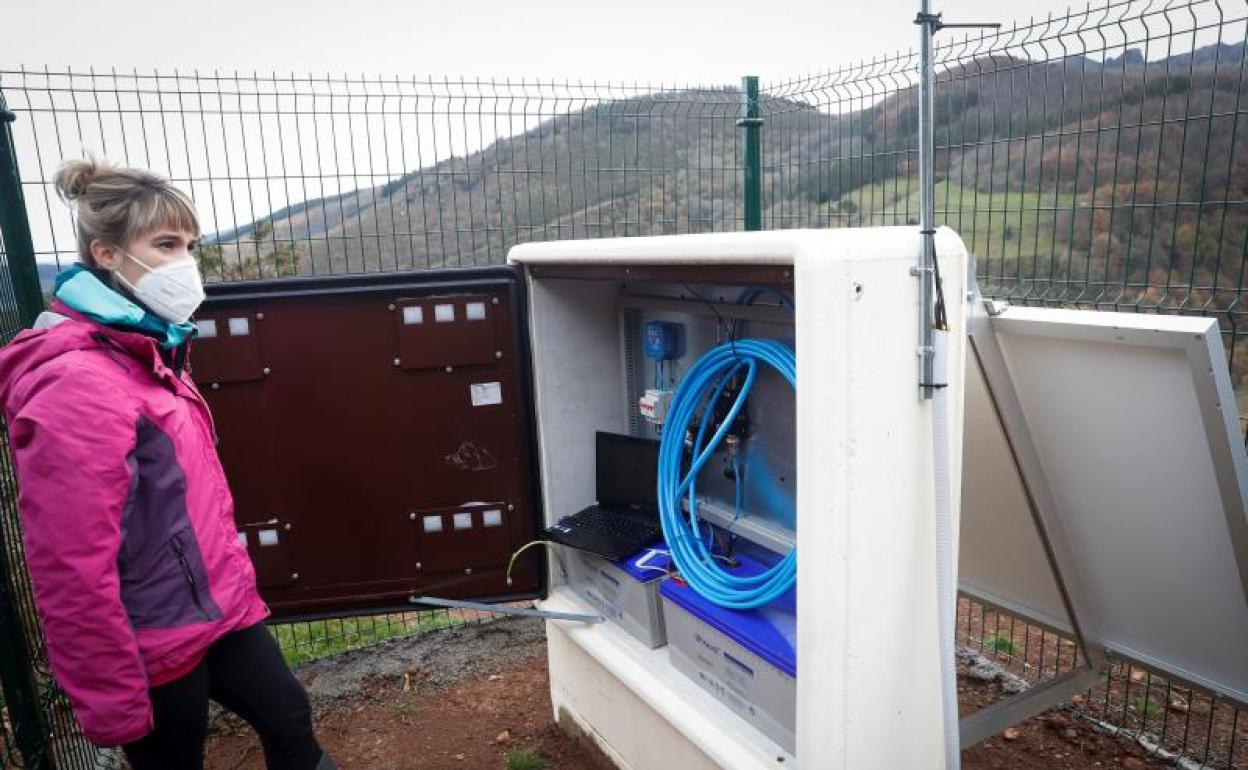 Una de los técnicos responsables de la instalación de la nueva red.