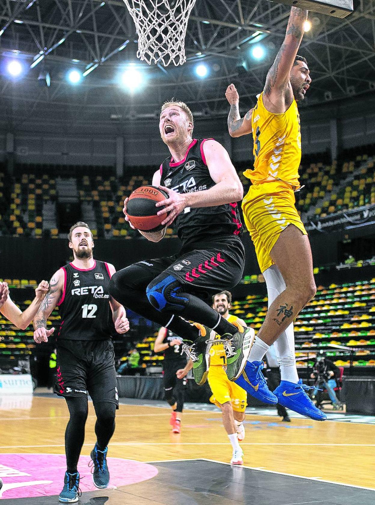 Zyskowski se libra de la marca de Lima para anotar de rectificado en el partido contra el Murcia. 