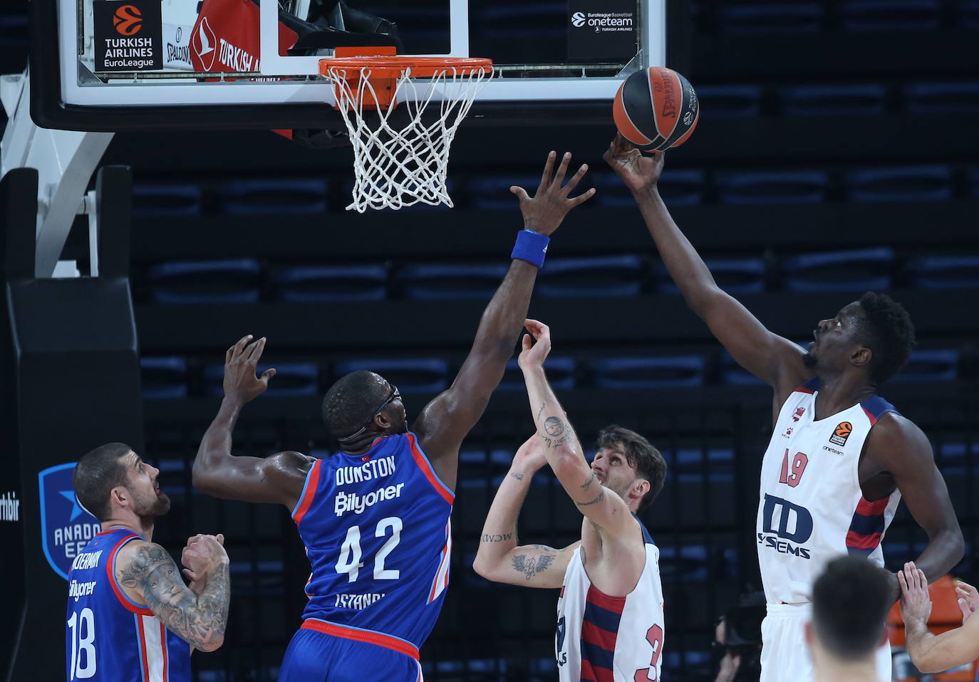 Fotos: Las imágenes del Efes-Baskonia