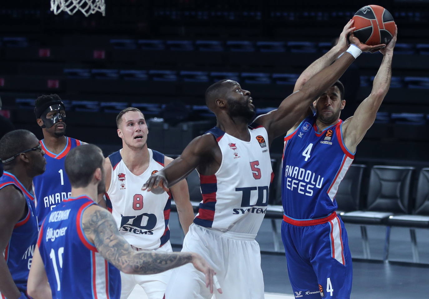 Fotos: Las imágenes del Efes-Baskonia
