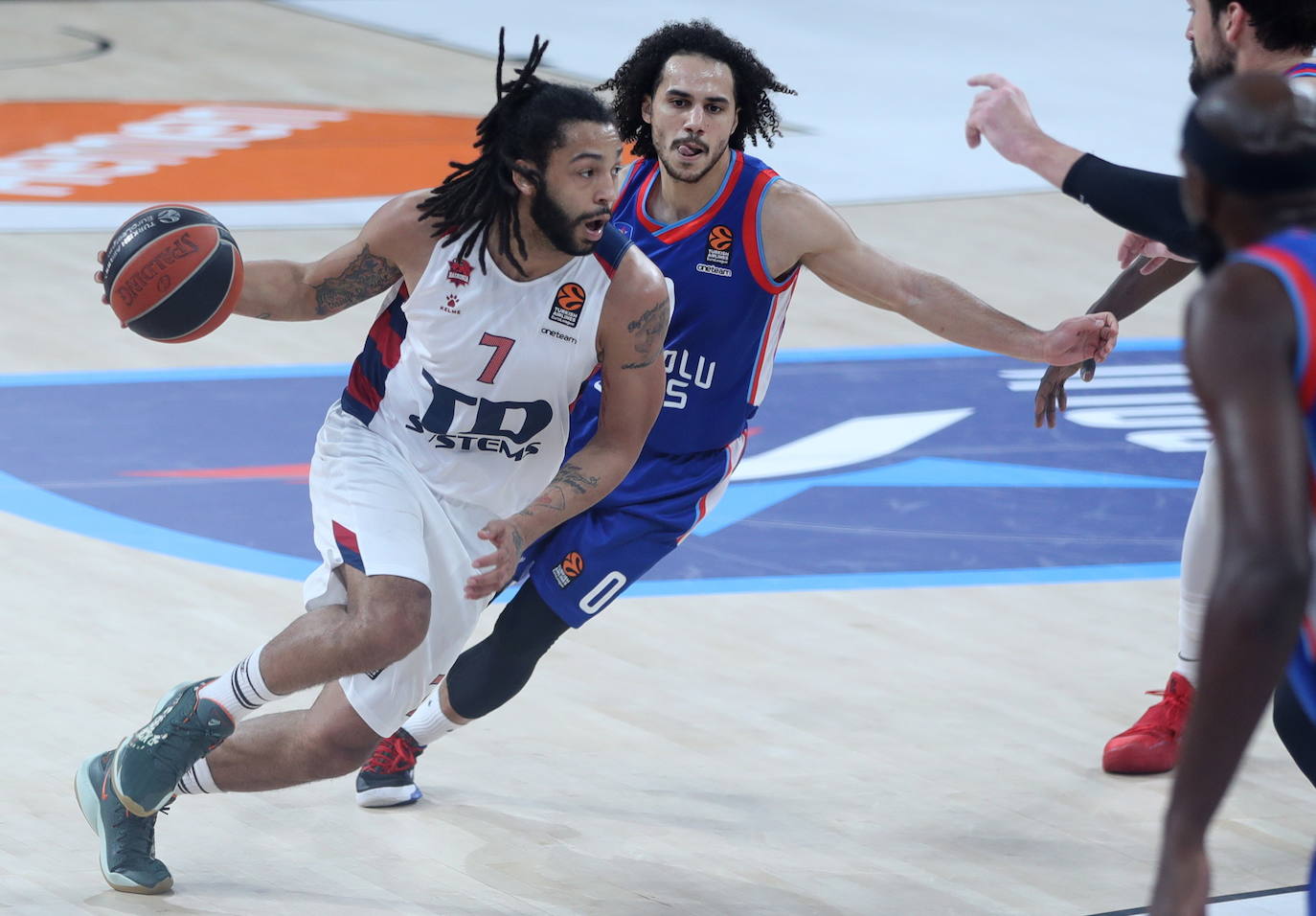 Fotos: Las imágenes del Efes-Baskonia