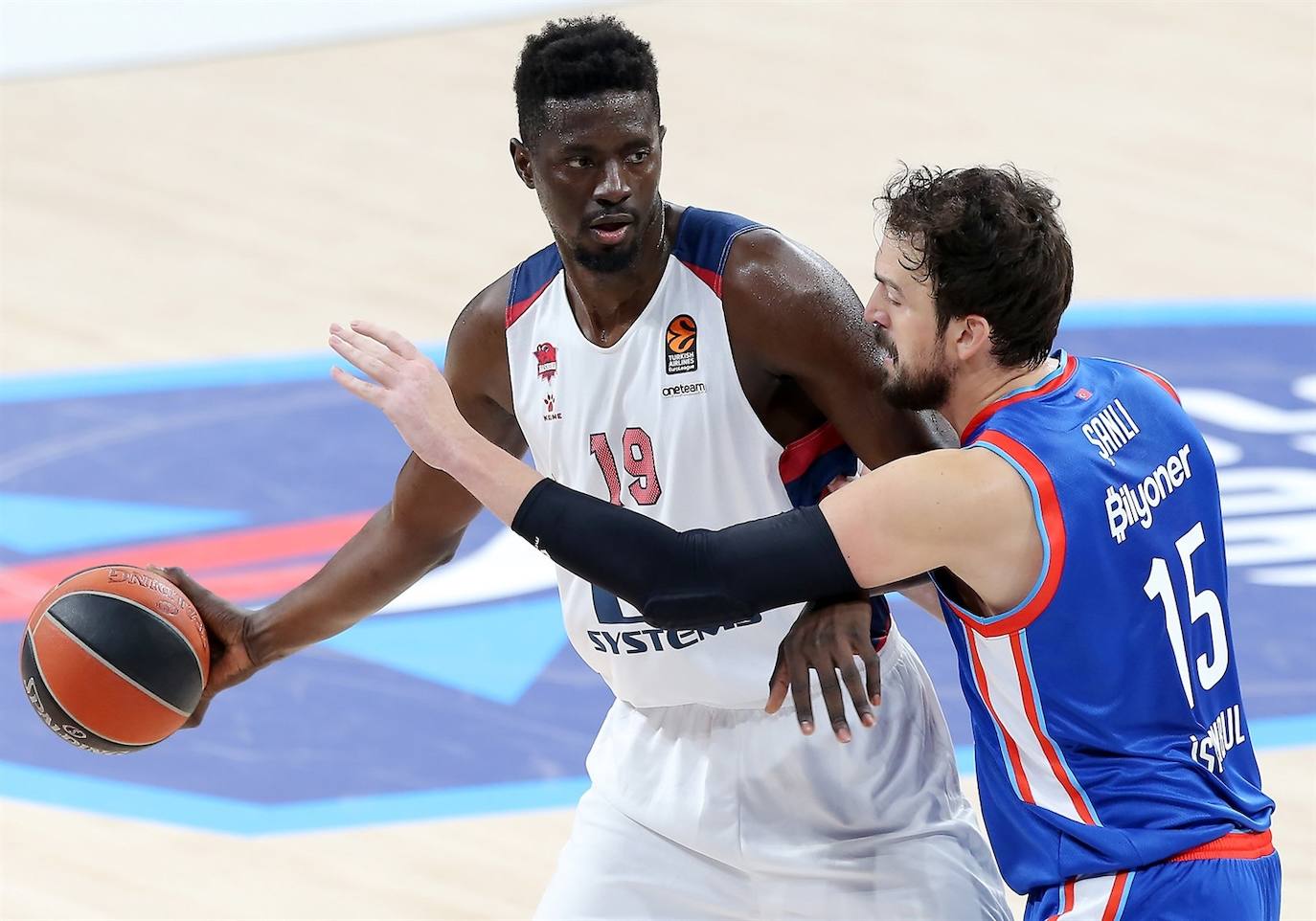 Fotos: Las imágenes del Efes-Baskonia