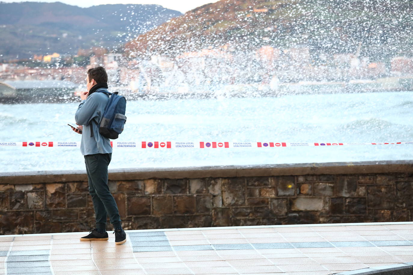 Vecinos de Getxo se han acercado a la playa de Ereaga.