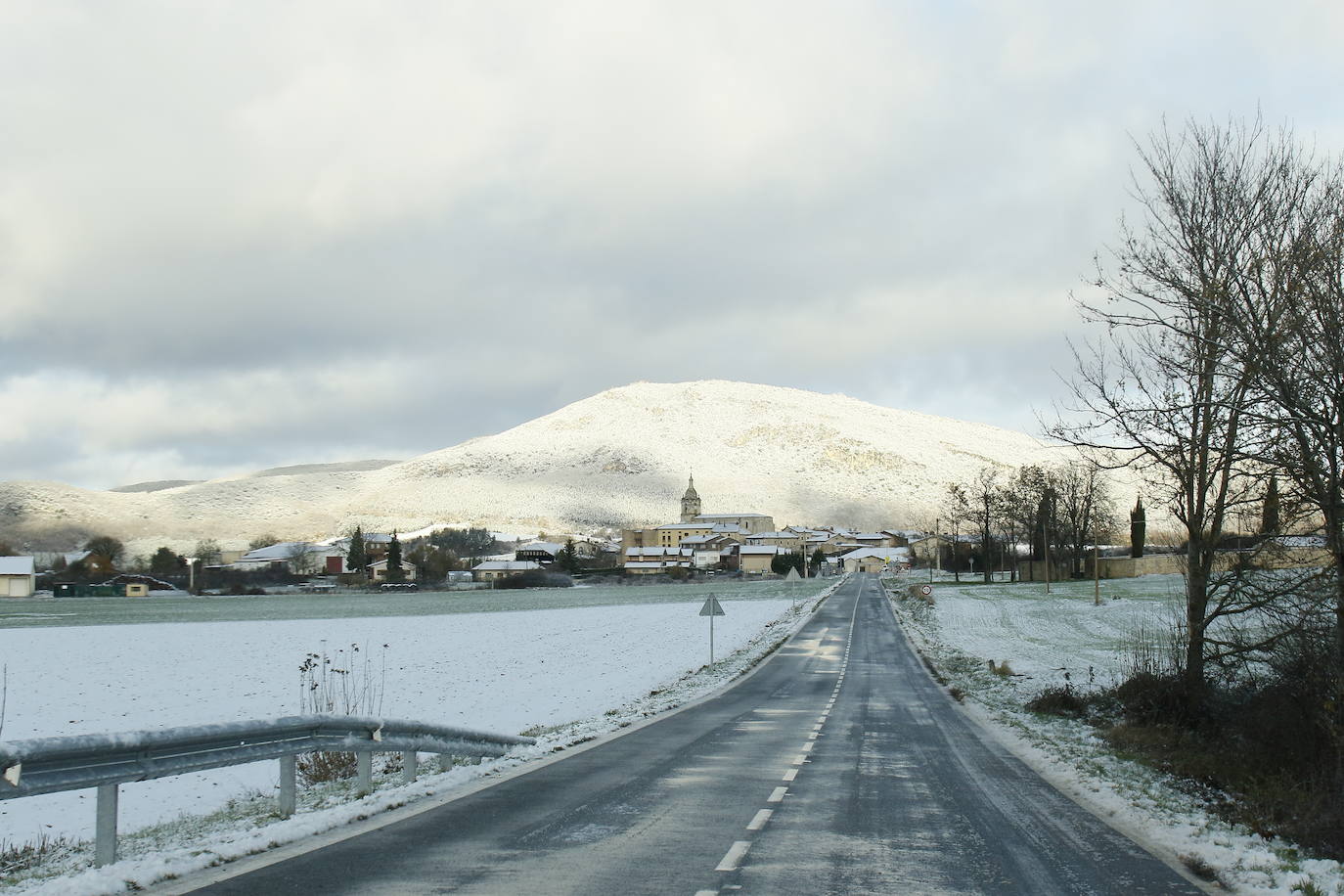 Los puertos de Herrera y Peñacerrada en Álava han amanecido nevados este viernes.