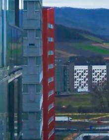 Imagen secundaria 2 - Tres fotogramas del tráiler de 'Baby', en los que aparecen dos rincones del Casco Viejo y la conocida torre roja de Salburua.