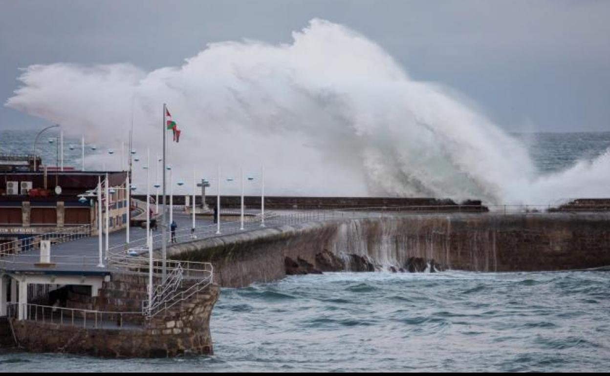 Grandes olas esta mañana en el puerto de Lekeitio.