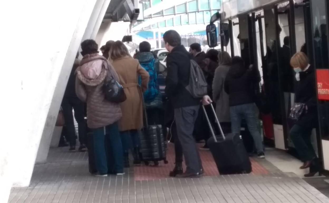 Imagen tomada tras la llegada de un vuelo de Air Europa este mismo viernes.