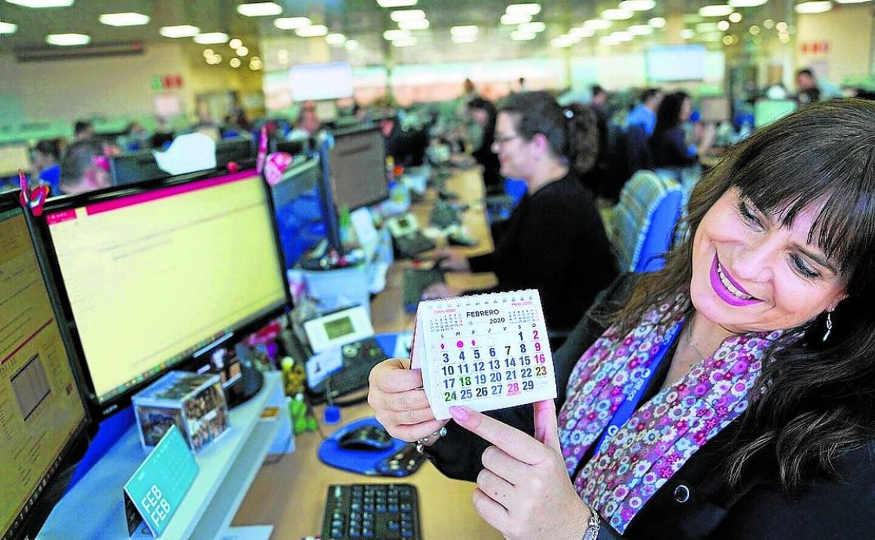 Una empleada de la empresa muestra el calendario de trabajo. Aún no había llegado la pandemia. 