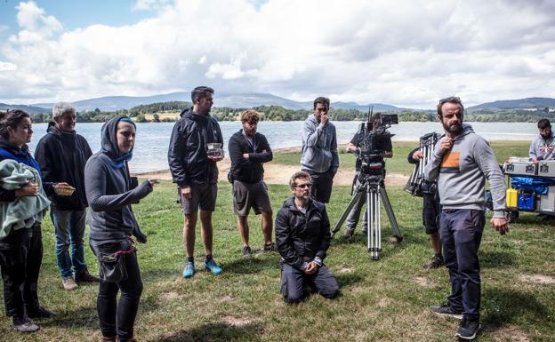 Imagen principal - Juanma Bajo Ulloa en el rodaje de 'Baby' en el parque de Zabalain de Legutiano. Y otros dos fotogramas de la película.