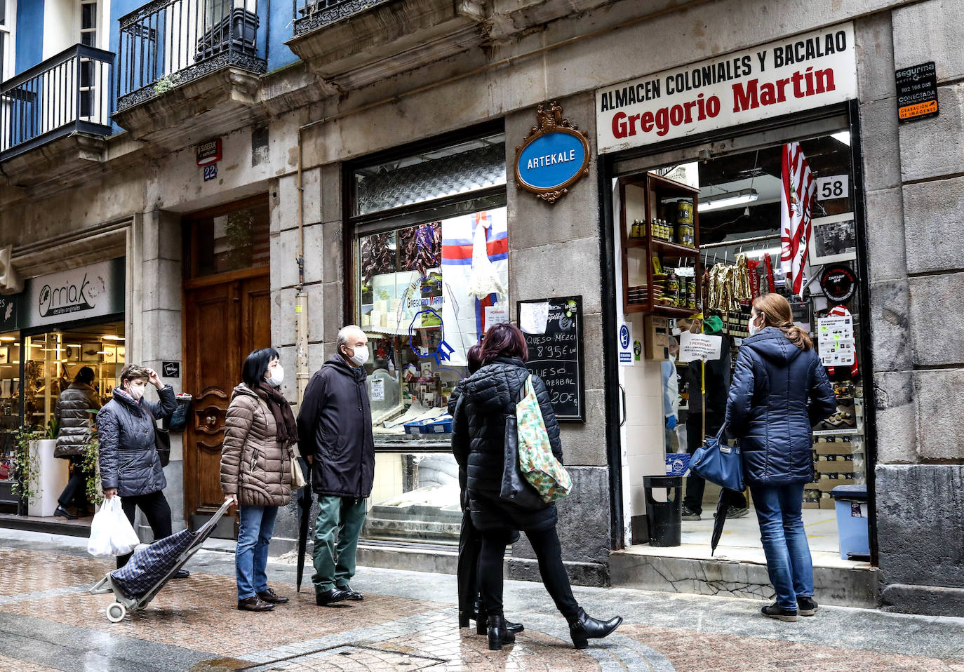 Fotos: Colas en los mercados y plazas de Bilbao