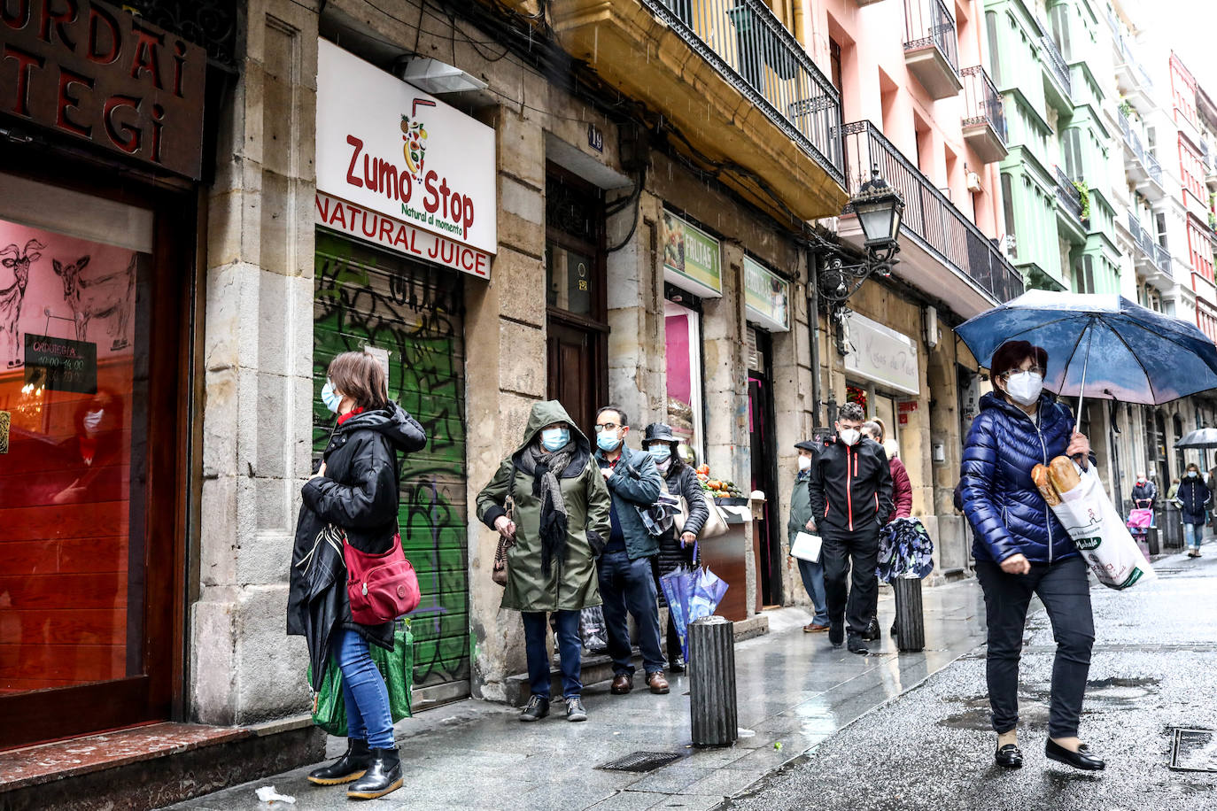 Fotos: Colas en los mercados y plazas de Bilbao