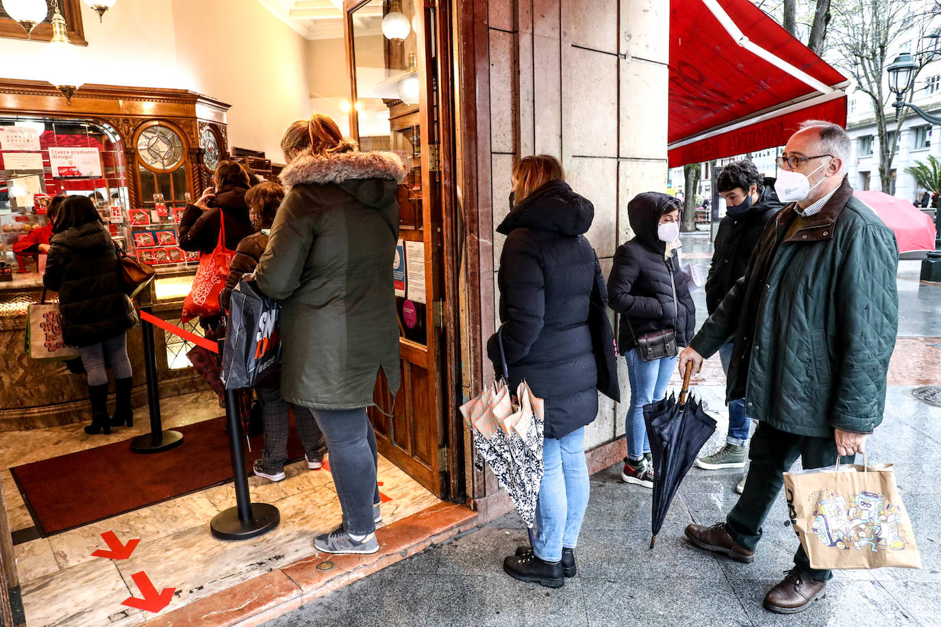 Fotos: Colas en los mercados y plazas de Bilbao