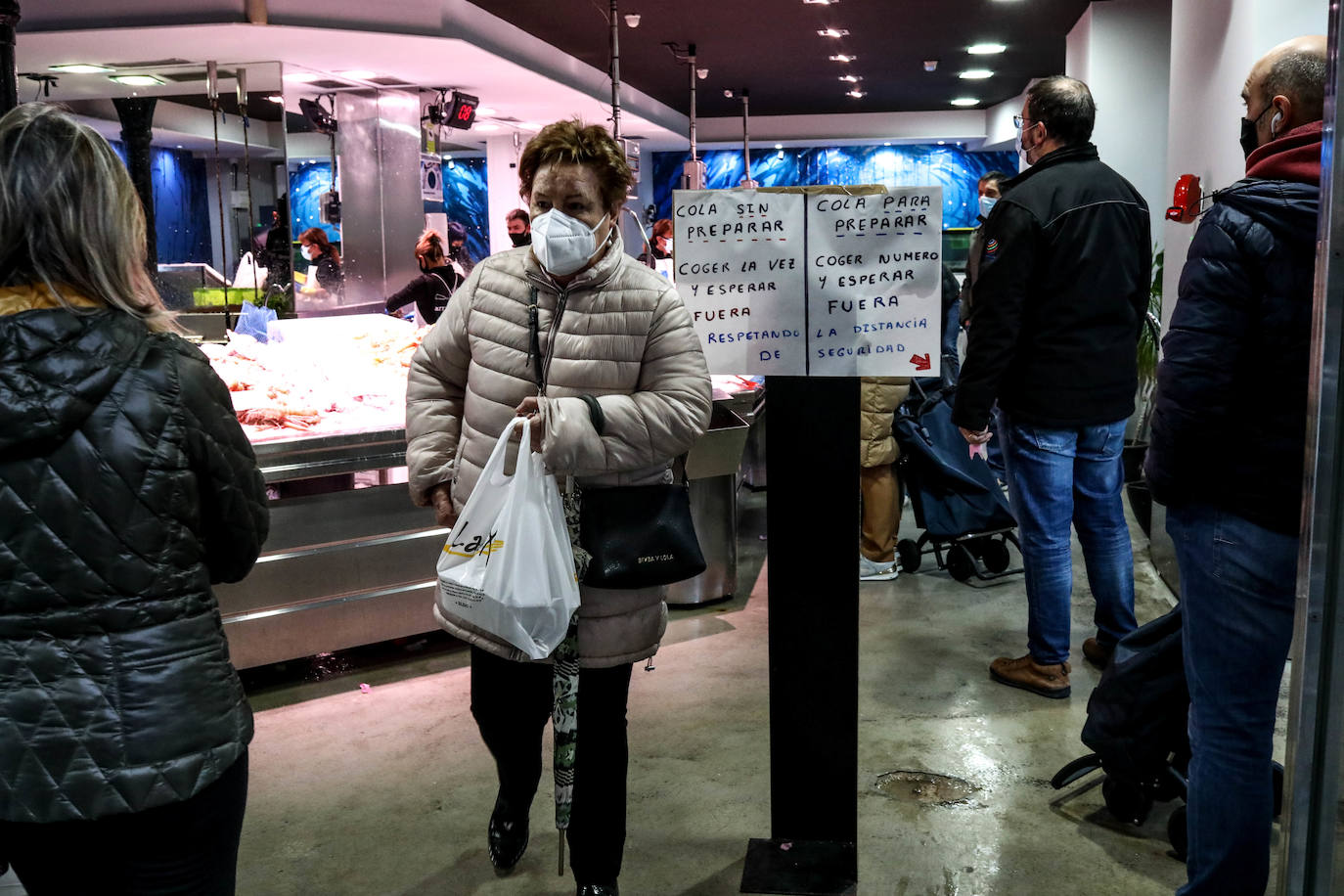 Fotos: Colas en los mercados y plazas de Bilbao