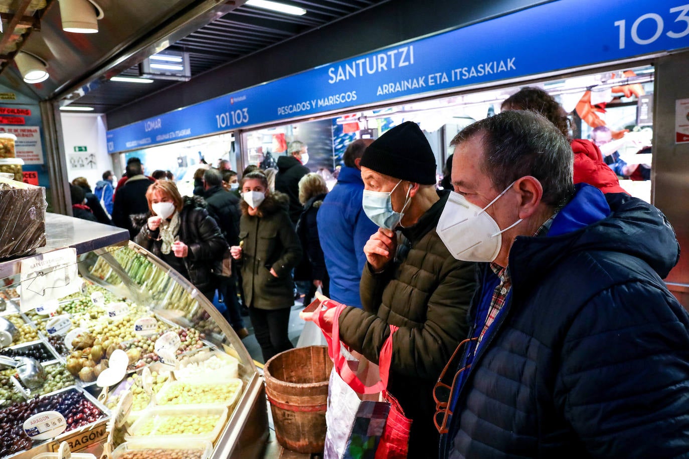 Fotos: Colas en los mercados y plazas de Bilbao