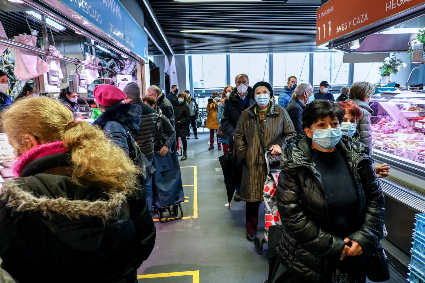 Fotos: Colas en los mercados y plazas de Bilbao