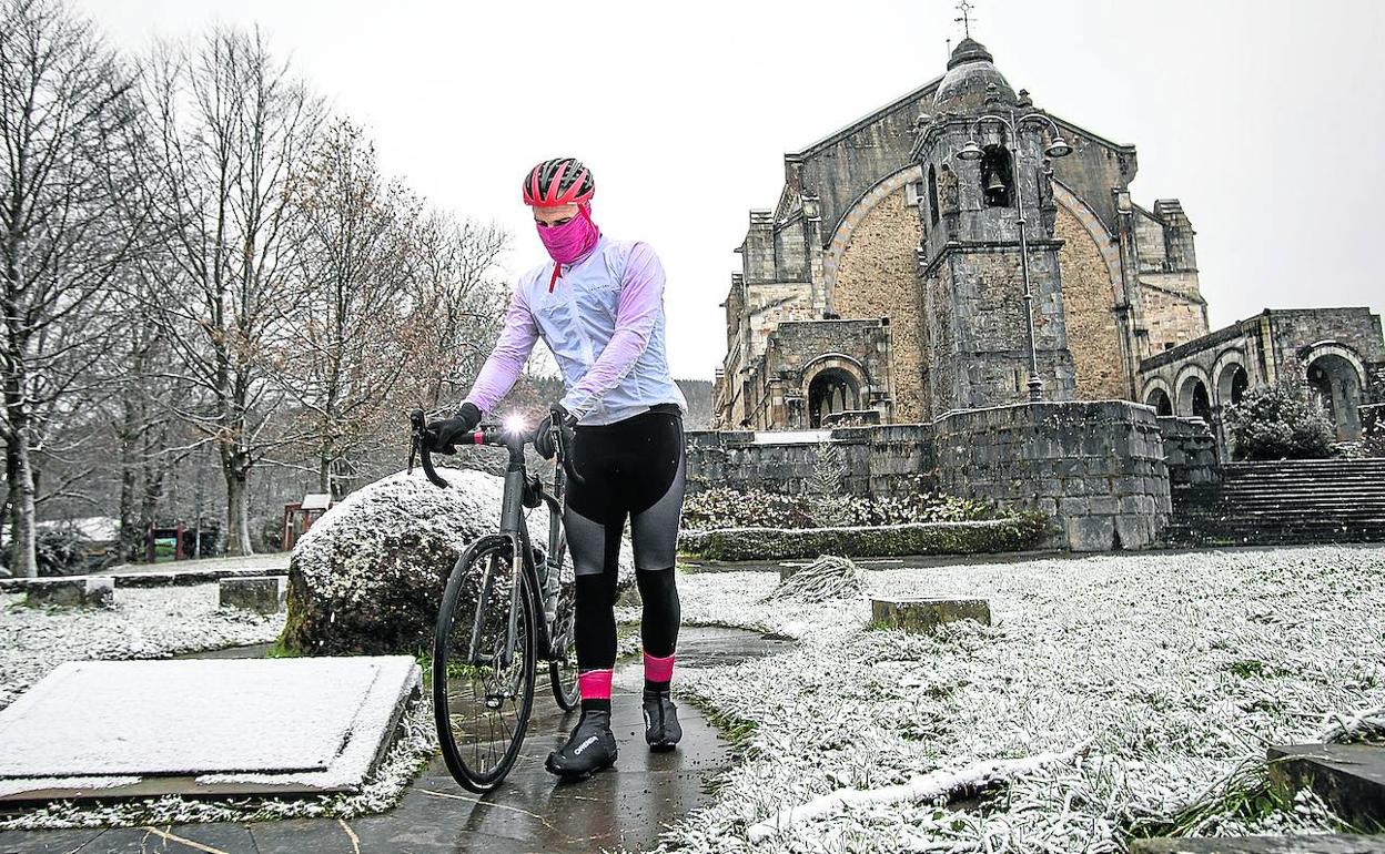 Un joven toma una fotografía esta mañana en el alto nevado de Urkiola. 