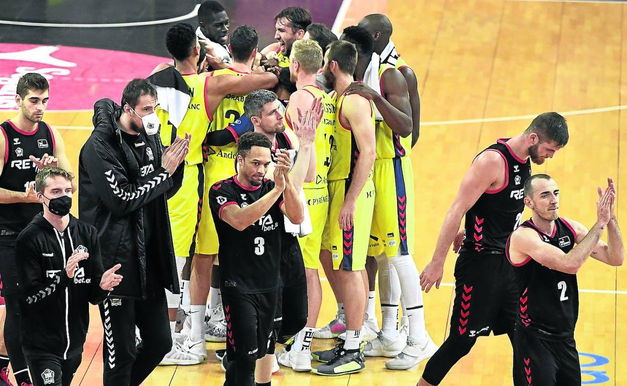 Balvin y Hakanson, a la izquierda con chaqueta, no pudieron ayudar a sus compañeros ante el Andorra.