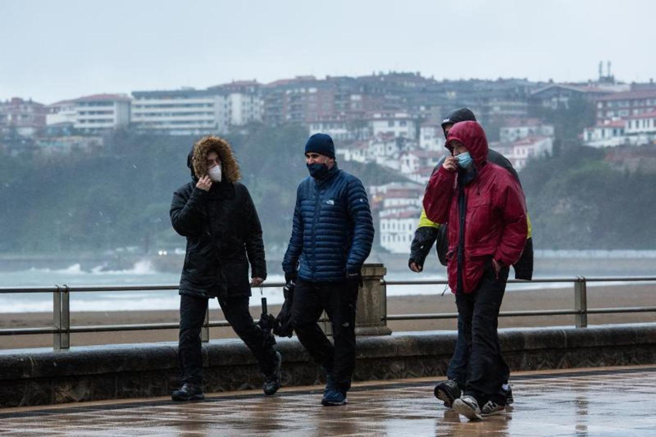 Fotos: Viento, nieve y frío en un domingo desapacible