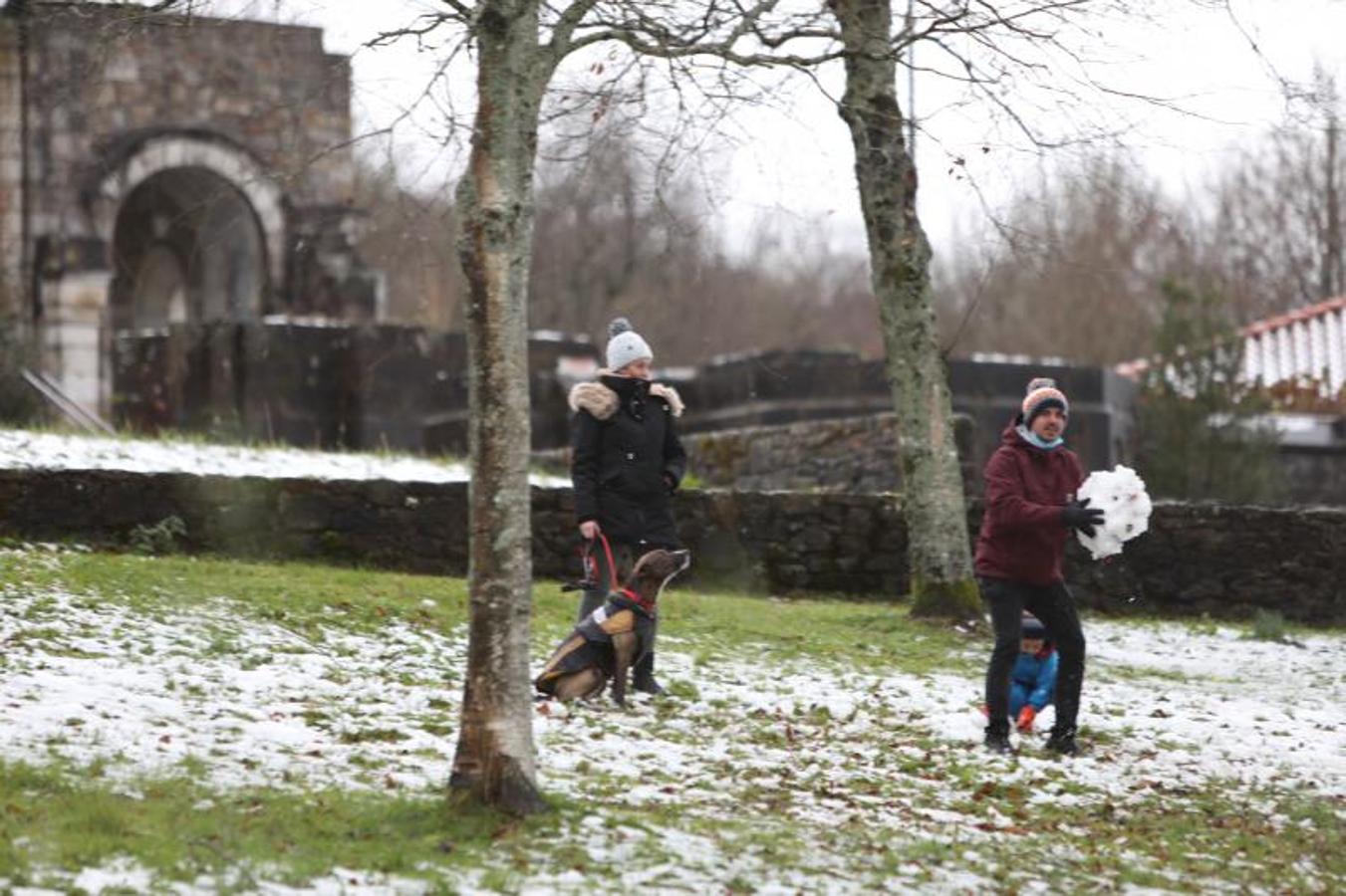 Fotos: Viento, nieve y frío en un domingo desapacible