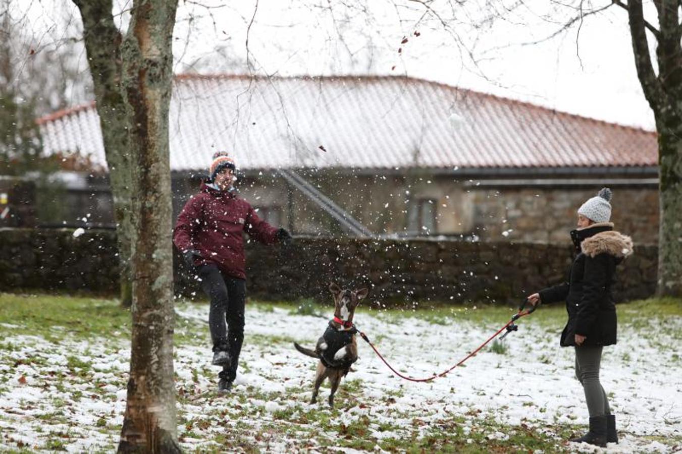 Fotos: Viento, nieve y frío en un domingo desapacible