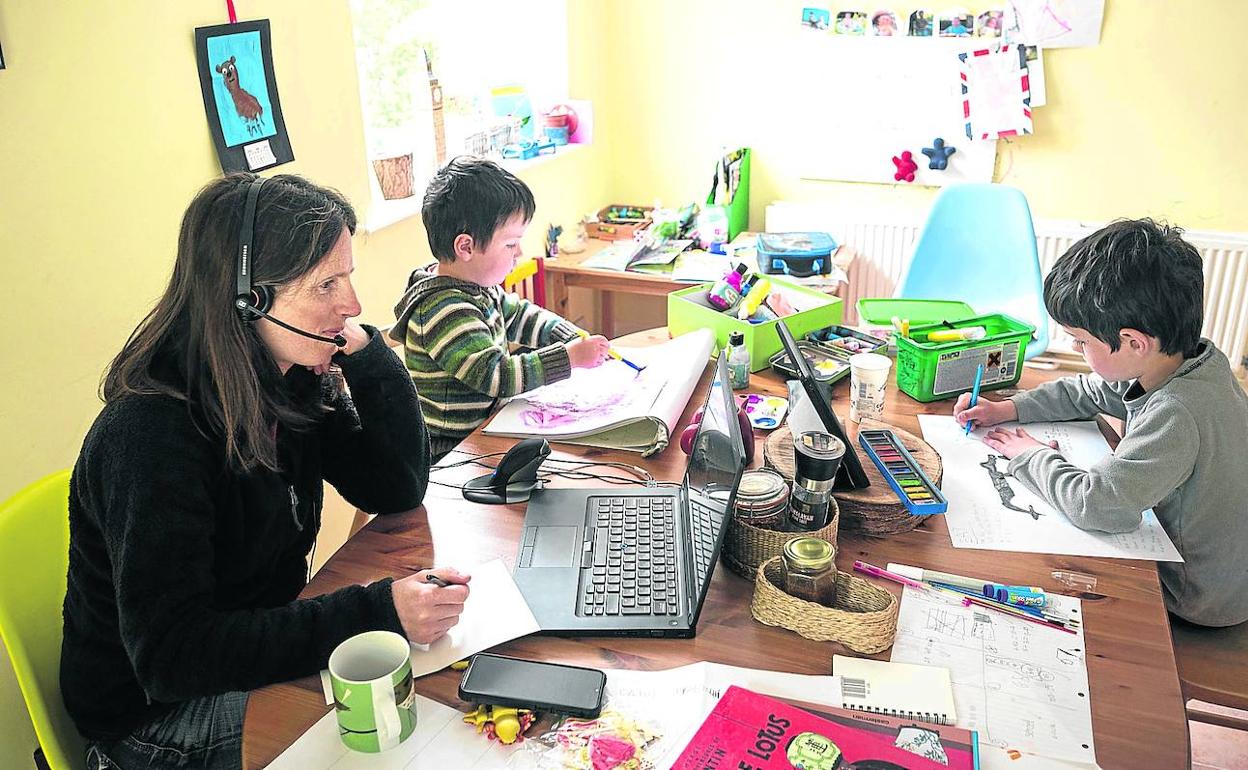 La pandemia no ha cambiado el reparto de las tareas domésticas ni el cuidado de los hijos en las familias alavesas. 