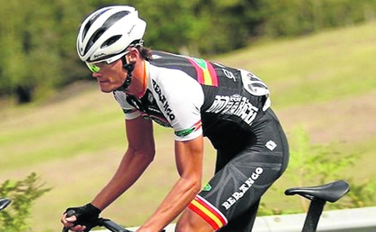 Javier Romo, con el maillot del equipo vizcaíno Café Baqué.