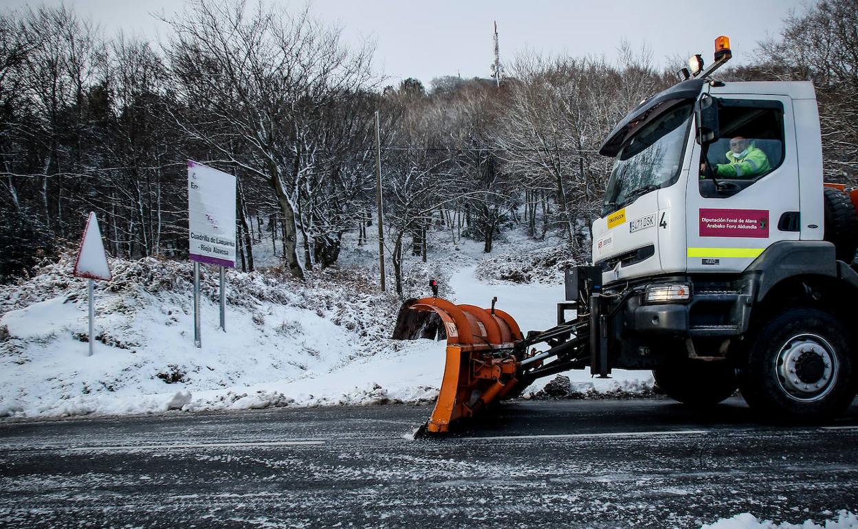 La Diputación de Álava mantiene el programa operativo de vialidad invernal en su fase de emergencia.