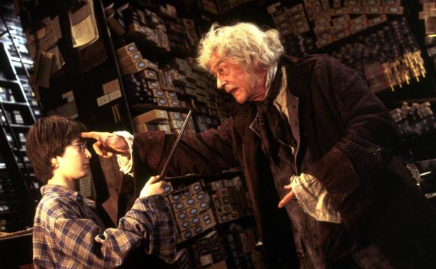 Harry Potter (el actor Daniel Radcliffe) en la tienda de Ollivander, interpretado por John Hurt.