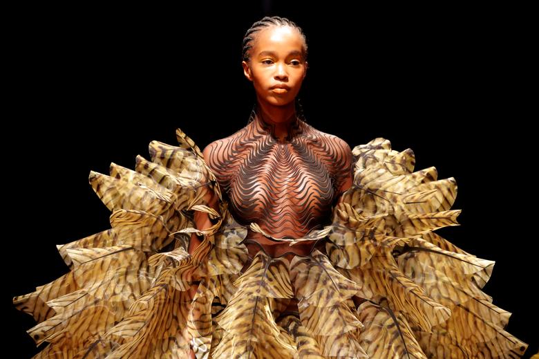 Una modelo presenta una creación de la diseñadora Iris van Herpen como parte de su desfile de la colección Haute Couture Primavera / Verano 2020 en París, Francia, el 20 de enero de 2020. 