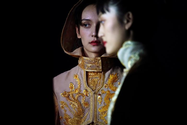 Las modelos se preparan detrás del escenario antes del desfile TianXi Primavera / Verano 2021 de Tia Su durante la Semana de la Moda de China en Beijing, China, el 29 de octubre de 2020. 