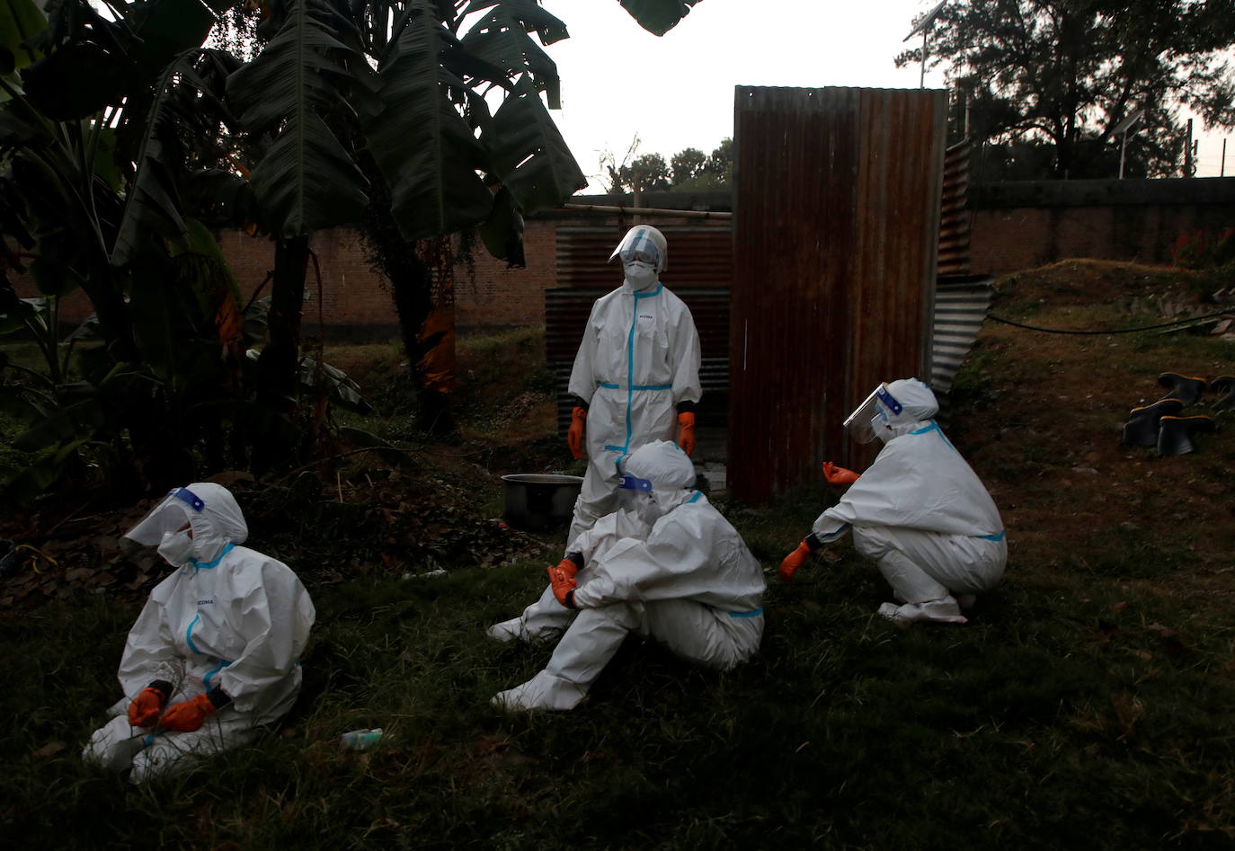 Las mujeres soldados descansan después de tocar los cuerpos de las víctimas del coronavirus.