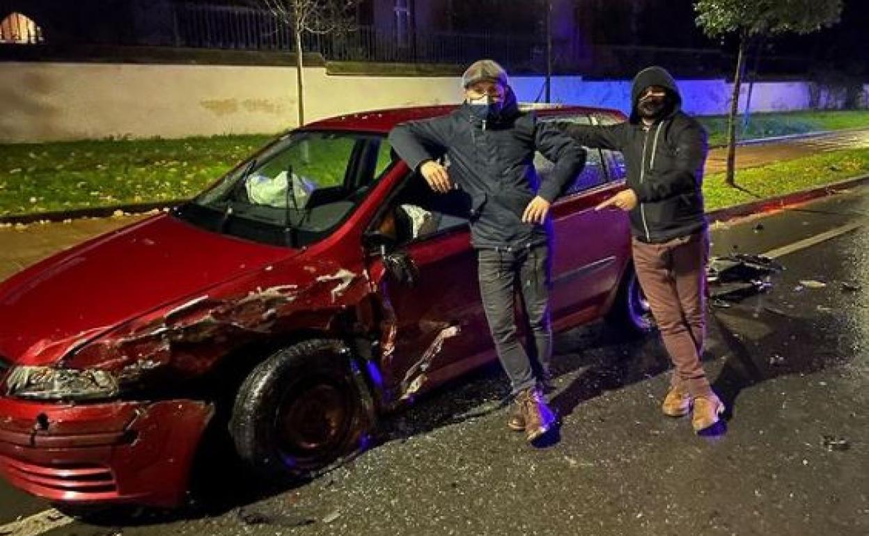 Los músicos muestran los desperfectos del vehículo.