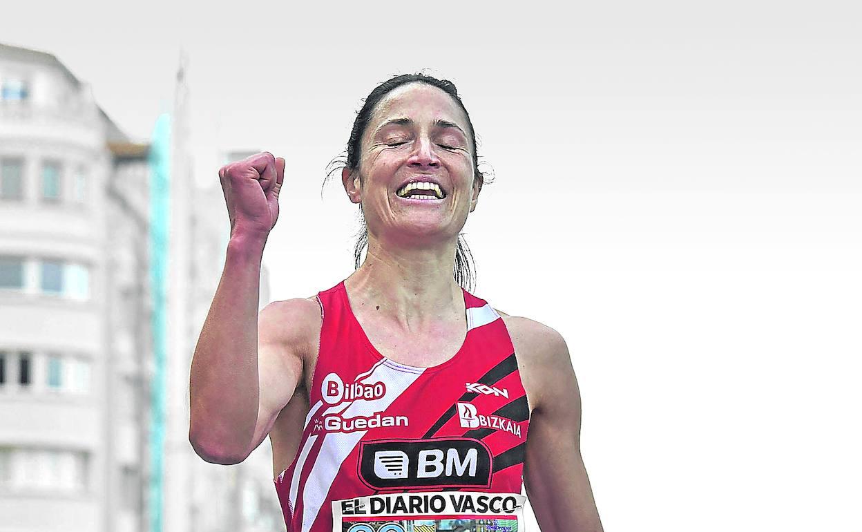 Elena Loyo celebra la victoria conseguida en febrero en la prueba Donostia Gimnástica Ulía. 