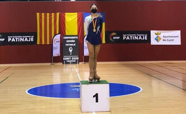 La gimnasta del Elurra Nonaya Cuervo en el cajón más alto del podio. 