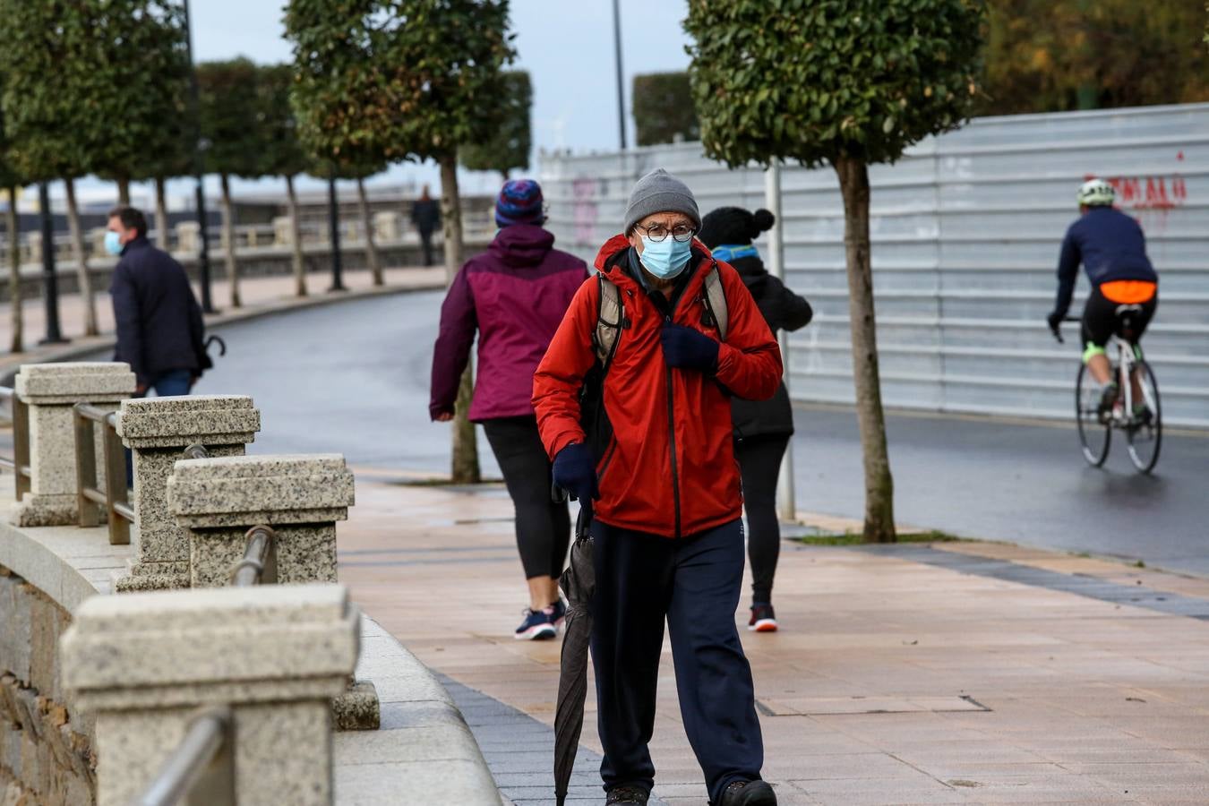 El fuerte oleaje azota la playa de Ereaga de Getxo y el puerto viejo.